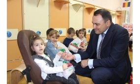 Cadouri de Moș Nicolae copiilor din grădinițe - 6 decembrie 2017