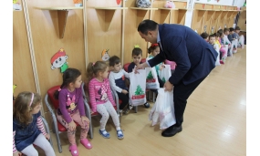 Cadouri de Moș Nicolae copiilor din grădinițe - 6 decembrie 2017