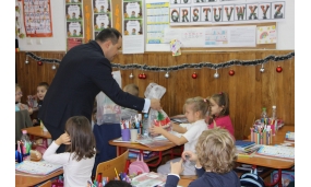 Cadouri de Moș Nicolae copiilor din grădinițe - 6 decembrie 2017