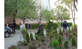 Curatenia de primavara cu elevii Scolii Gimnaziale "Alexandru Vlahuță" și ai Colegiului "Edmond Nicolau" - 19 aprilie 2018