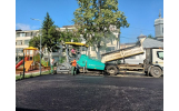 Lucrările de asfaltare și modernizare a parcării si a trotuarelor din Strada Leopoldina Bălănuță, din spatele Direcției Silvice Vrancea au fost reluate
