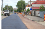 Se lucrează la asfaltarea străzii Bicaz