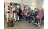 Ansamblul Folcloric "Țara Vrancei" în vizită la Căminul de Bătrâni din Focșani